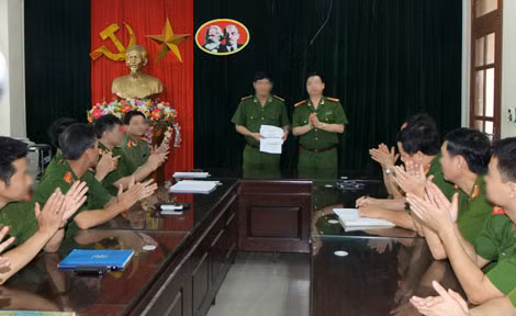 Lãnh đạo Công an tỉnh Thái Nguyên khen thưởng Phòng CSĐT tội phạm ma túy.