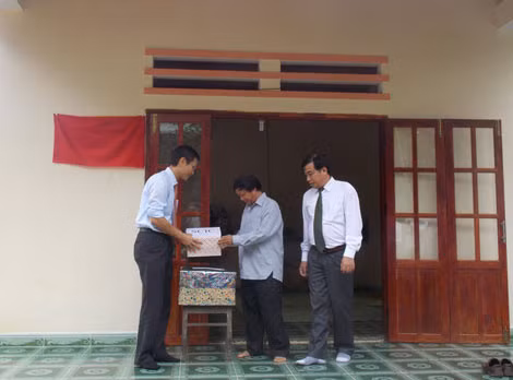 Bàn giao nhà “Đại đoàn kết” và tặng quà ở huyện Đông Giang. Bàn giao nhà “Đại đoàn kết” và tặng quà ở huyện Đông Giang.