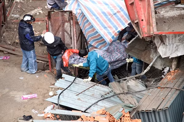 Di chuyển nạn nhân lên xe cứu thương.