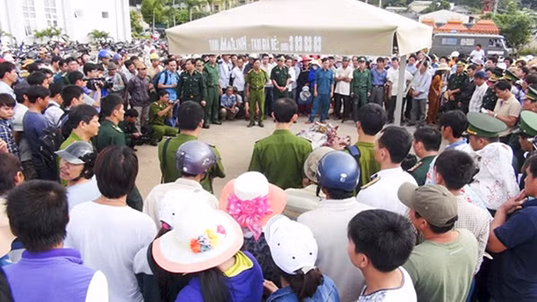 Đại diện các cơ quan, đoàn thể và bà con ngư dân chia sẻ nỗi đau của gia đình ngư dân Trương Đình Bảy, bị đối tượng tàu nước ngoài bắn chết trên vùng biển Trường Sa.