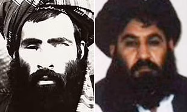 Mansour (phải) và thủ lĩnh cũ của Taliban Omar (bên trái). Ảnh: EPA