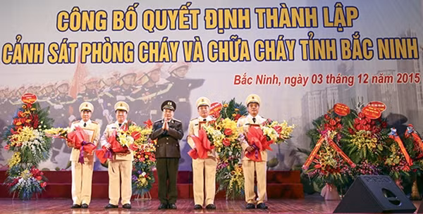 Thứ trưởng Bùi Quang Bền trao quyết định, tặng hoa chúc mừng lãnh đạo Cảnh sát PC&CC tỉnh Bắc Ninh.