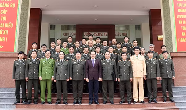 Thứ trưởng Bùi Văn Thành cùng đoàn công tác Bộ Công an chụp ảnh lưu niệm với lãnh đạo tỉnh và Công an tỉnh Hà Tĩnh.