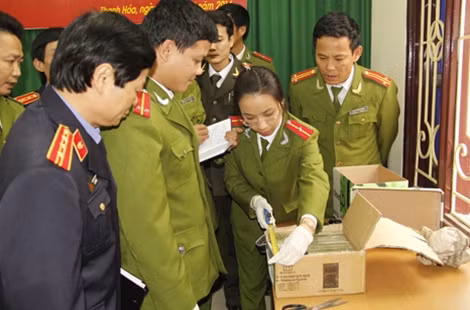 Công tác khám nghiệm hiện trường, giám định dấu vết luôn đòi hỏi sự tỉ mỉ, khách quan và chính xác.