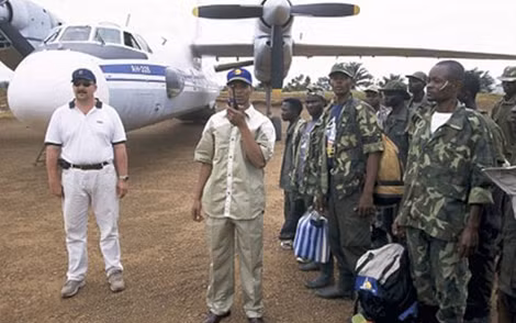 Viktor Bout (áo trắng), ảnh do phóng viên Wim Van Cappellen chụp ở Congo, năm 2001.