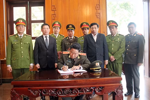 Thứ trưởng Bùi Văn Thành ghi sổ vàng lưu niệm tại Khu di tích Kim Liên.