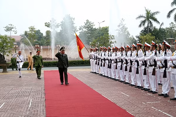 Thứ trưởng Bùi Văn Thành duyệt đội danh dự Công an Nghệ An.