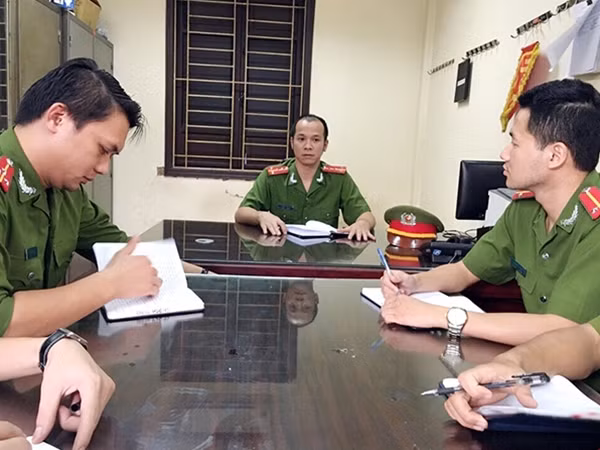 Đại úy Nguyễn Thành Hưng (giữa) cùng đồng đội trong một buổi họp án.