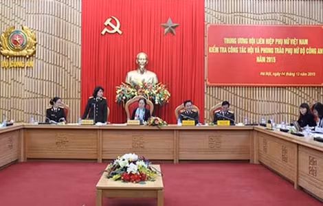 Đại tá Ngô Hoài Thu báo cáo tổng kết công tác Hội và phong trào phụ nữ Bộ Công an năm 2015.