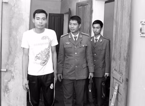 Dẫn giải Tiến về nhà tạm giữ.