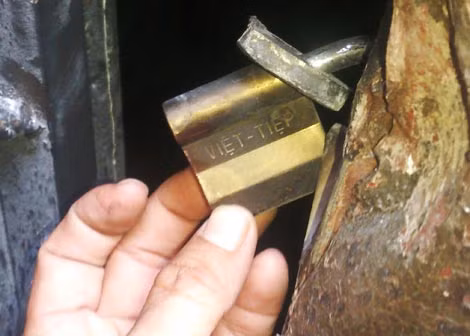 Hung thủ đã bấm khóa để mọi người không thoát được ra ngoài.