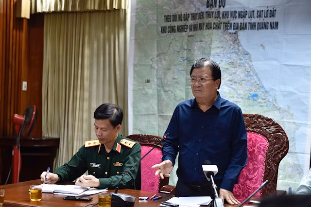 Phó Thủ tướng Trịnh Đình Dũng quyết định thành lập Sở Chỉ huy tiền phương để triển khai cứu hộ nạn nhân vụ sạt lở đất ở Trà Leng-Trà Vân, Nam Trà My, ngay trong đêm 28/10. Ảnh: VGP/Nhật Bắc