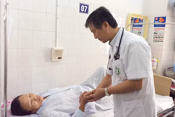 GS.TS. Đỗ Doãn Lợi khám bệnh cho bệnh nhân tim mạch.