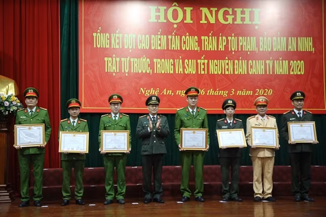 Thiếu tướng Nguyễn Hữu Cầu trao tặng bằng khen của UBND tỉnh cho các tập thể.