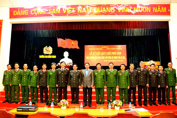 Các đại biểu chụp ảnh lưu niệm với đại diện 2 đơn vị tại lễ ký kết.
