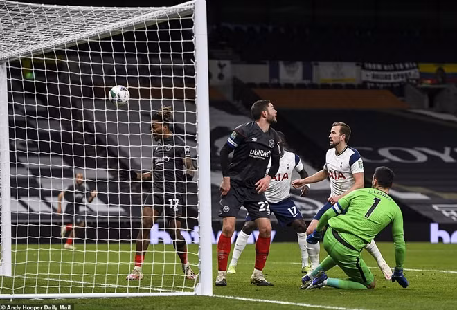 Đã hay lại còn may là câu nói hoàn toàn đúng với Tottenham trong trận này. Phút 60 dù các cầu thủ Brentford đã chọc thủng lưới của Spur nhưng...