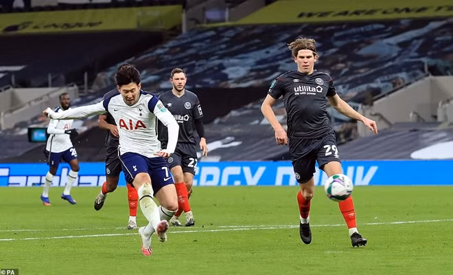 Những phút tiếp sau Tottenham dù thì đấu không quá hưng phấn nhưng cũng khiến thủ thành Martin của Brentford có một ngày làm việc mệt mỏi.