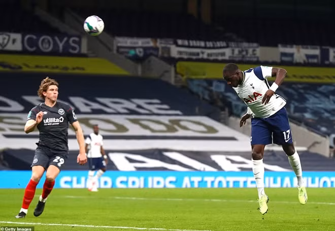 Dẫu vậy thì đội bóng "đàn em" này vẫn không thể được đánh giá cao bằng Tottenham. Thực tế trên sân chứng minh điều đó. Ngay phút thứ 12, đội bóng thành London đã có bàn vươn lên dẫn trước nhờ công Sissoko.