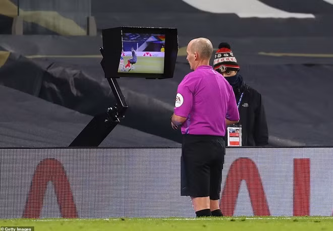 ... sau khi tham khảo VAR trọng tài quyết định không công nhận bàn thắng đó. Tỷ số vẫn là 1-0 cho Spur.