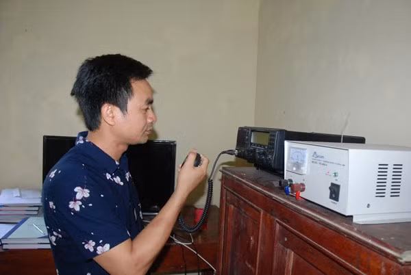Anh Phạm Văn Cung, nhân viên Trạm Hải đăng Cồn Cỏ đang truyền thông tin về đất liền.