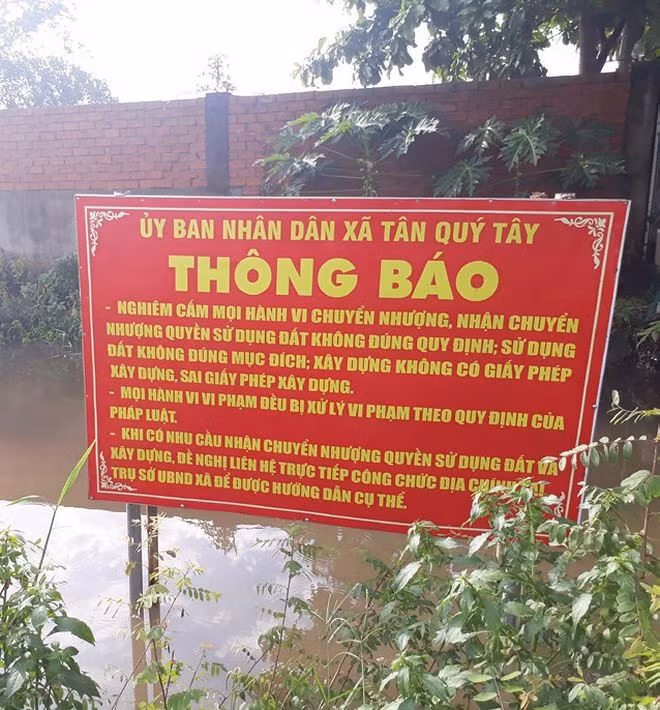 Chính quyền địa phương cắm biển thông báo, cảnh báo người dân có nhu cầu mua đất dự án. Chính quyền địa phương cắm biển thông báo, cảnh báo người dân có nhu cầu mua đất dự án.