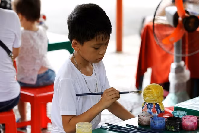 Trong khi nhiều cô cậu bé khác lại chọn tô tượng làm trò tiêu khiển trong buổi đi chơi hôm nay.