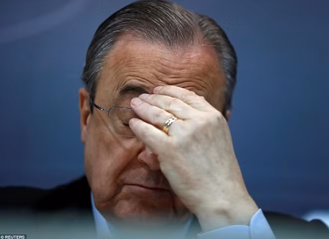 Chủ tịch Real Florentino Perez xuất hiện trong cuộc họp báo ngày 31-5 với dáng vẻ khá mệt mỏi. Ảnh: Reuters.