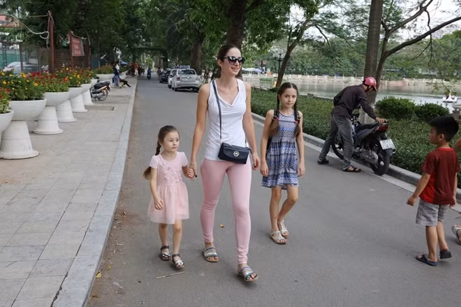Các bạn nhỏ người nước ngoài cũng chọn dịp này để cùng gia đình đi chơi