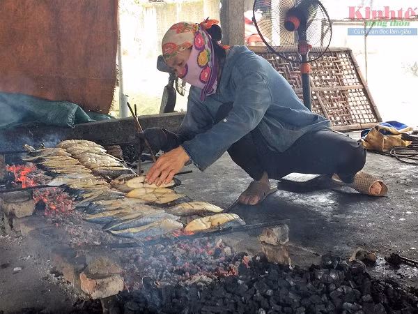 Mặc cho nhiệt độ ngoài trời lên tới 40 độ, chị Lê Thị Thảo vẫn miệt mài bên bếp than hồng với những mẻ cá nướng thơm ngon.