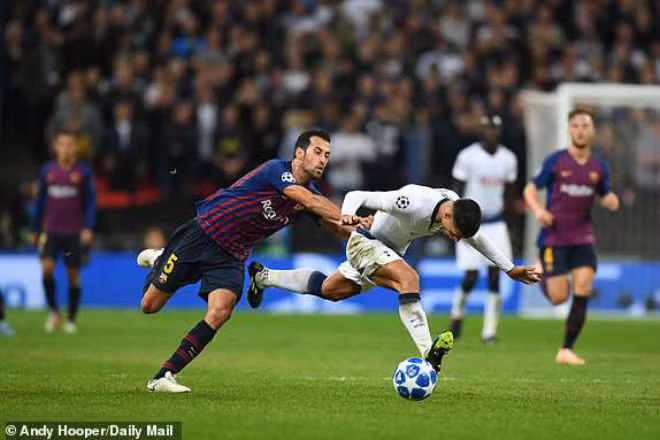 Barca có chiến thắng trước Tottenham để leo lên ngôi đầu bảng B.