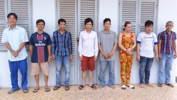 8 đối tượng bị khởi tố về tội đánh bạc và chống người thi hành công vụ.