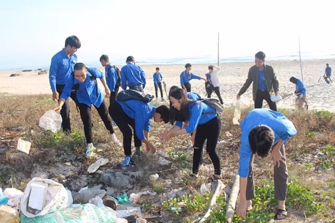 Các đoàn viên, thanh niên dọn vệ sinh bãi biển Đà Nẵng.
