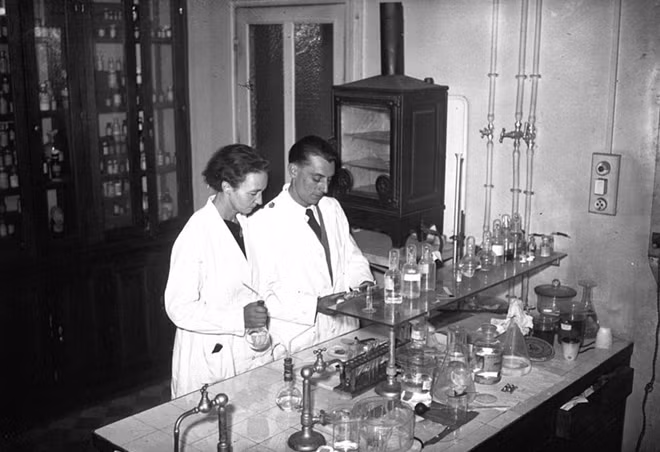 Irène và Frédéric Joliot-Curie.