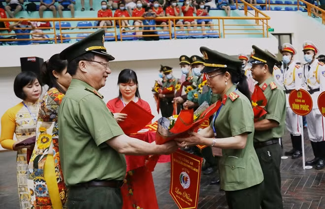 Thứ trưởng Nguyễn Văn Thành trao cờ lưu niệm tặng các đội.