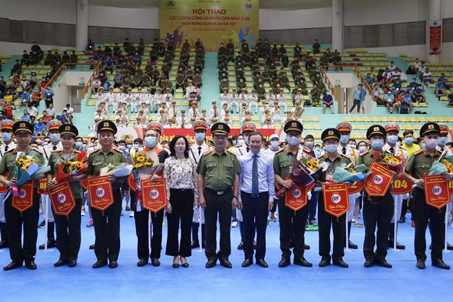 Thứ trưởng Nguyễn Văn Thành cùng các đại biểu với đại diện các đoàn tham dự hội thao.