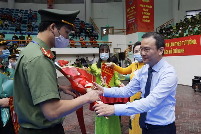 Phó Tổng cục trưởng Tổng cục TDTT, Bộ VHTT&DL Nguyễn Hồng Minh trao hoa và cờ cho các đơn vị tham dự Hội thao.