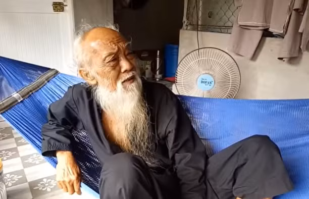 "Thần y" trị rắn cắn Tư Đền là người hiểu rõ về loài rắn hổ mây ở vùng Bảy Núi.