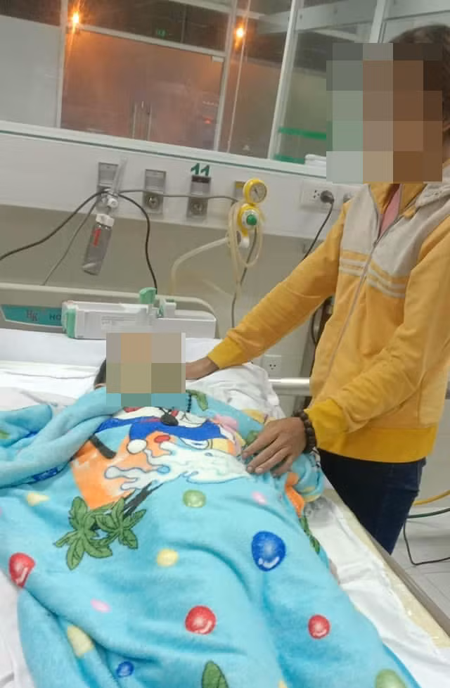 Mặc dù được các y bác sĩ Bệnh viện Nhi Đồng 2, TP HCM tận tình cứu chữa nhưng cháu Lữ Đoàn Phi Công đã không qua khỏi. Mặc dù được các y bác sĩ Bệnh viện Nhi Đồng 2, TP HCM tận tình cứu chữa nhưng cháu Lữ Đoàn Phi Công đã không qua khỏi.
