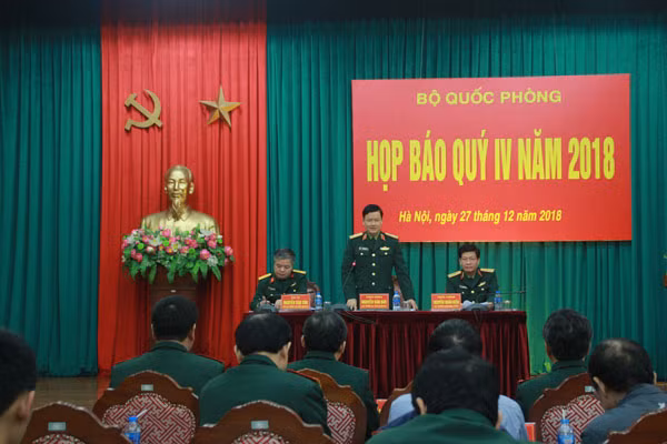Thiếu tướng Nguyễn Văn Đức, Cục trưởng Cục Tuyên huấn, Tổng cục Chính trị QĐND Việt Nam chủ trì cuộc họp báo.