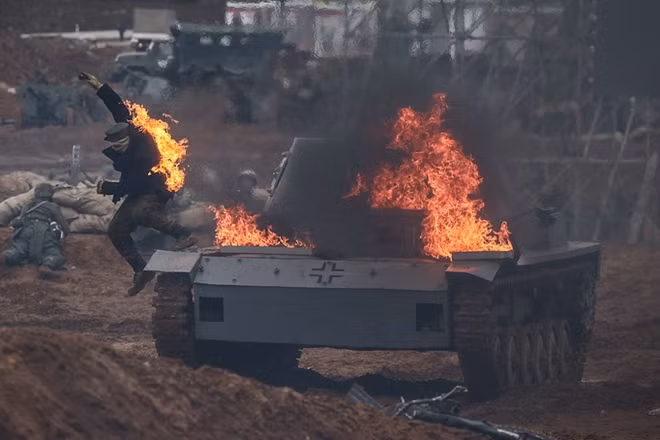 BMP-3 đóng vai xe tăng Đức hứng chịu cuộc tấn công bằng chai xăng.