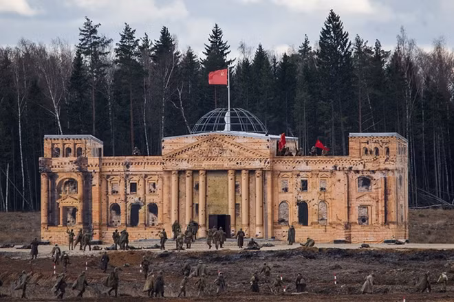 "Trận đánh" kết thúc khi lá cờ của Hồng quân cắm trên nóc Reichstag.