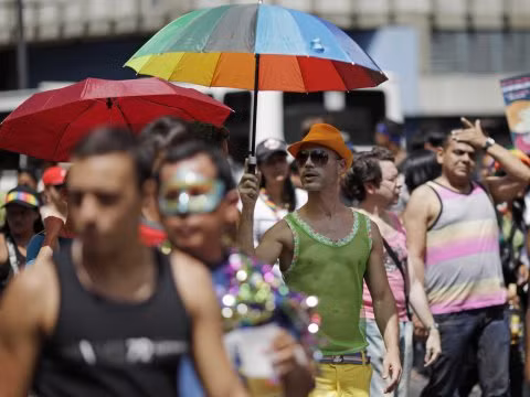 Một cuộc tuần hành của dân gay ở Venezuela. Một cuộc tuần hành của dân gay ở Venezuela.