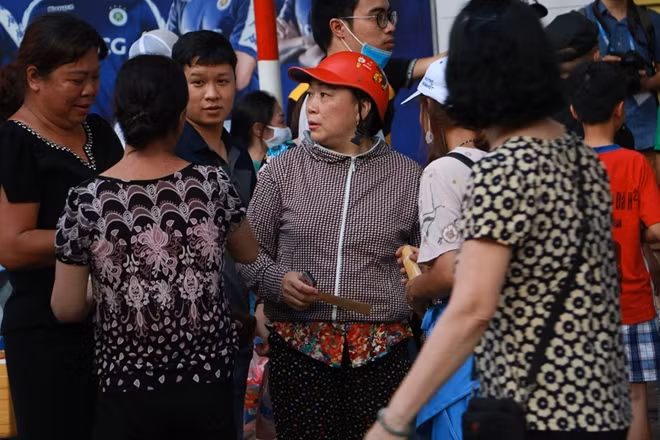 Trong khi đó nhiều CĐV khác đang bận rộn tìm mua một tấm vé để vào sân.