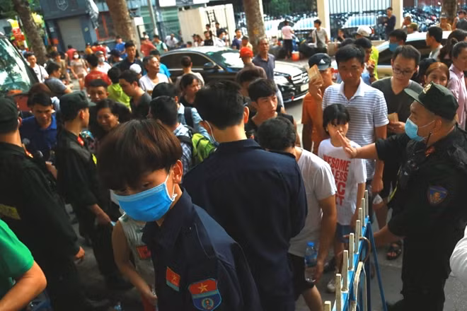Các lối vào sân chật kín CĐV.