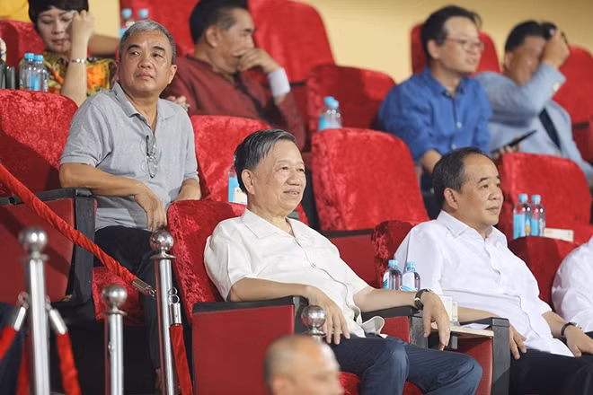Đại tướng Tô Lâm, Ủy viên Bộ Chính trị, Bộ trưởng Bộ Công an đã tới sân vận động Hàng Đẫy dự khán trận đấu giữa CLB Hà Nội và HAGL.