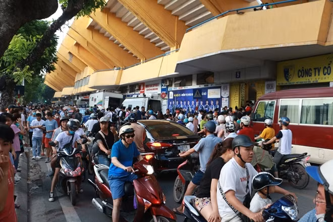 Càng gần đến giờ bóng lăn các con phố quanh sân vận động Hàng Đẫy (Hà Nội) càng thêm tấp nập.