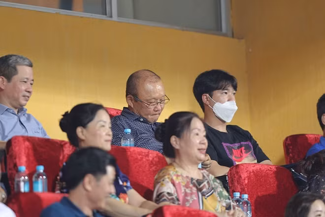 HLV trưởng đội tuyển quốc gia Park Hang-seo cũng có mặt trên khán đài hôm nay để theo dõi trận đấu.
