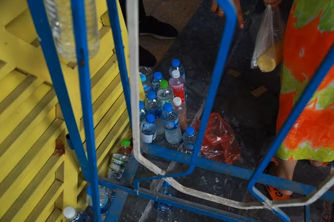 Những chai nước do CĐV bỏ lại ngoài lối vào sân.
