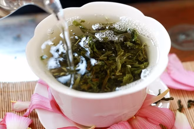 Một chén trà sen được ướp đúng cách sẽ đem lại hương thơm đặc trưng vừa dịu nhẹ vừa thanh mát.