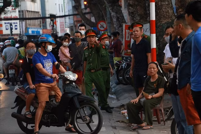 Lực lượng an ninh cũng có mặt để giữ gìn trật tự.